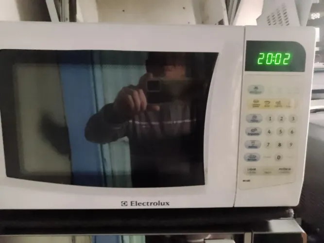 Microondas,110v,20 litros.