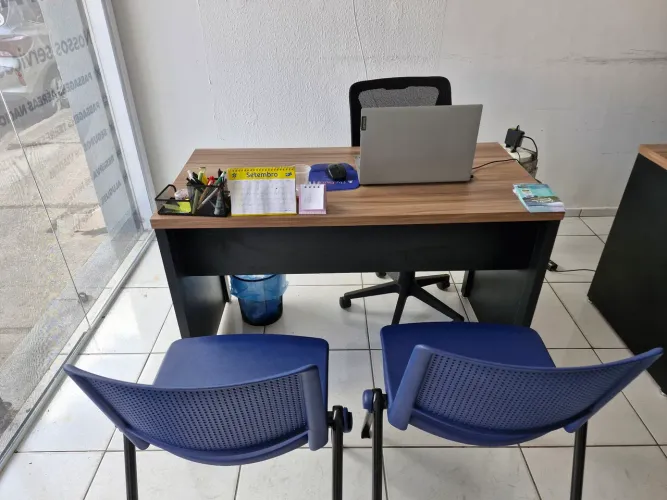 Mesa diretor com 2 gavetas e tranca medindo 1,20 x 0,60 x 0,75 cm (CxLxA)