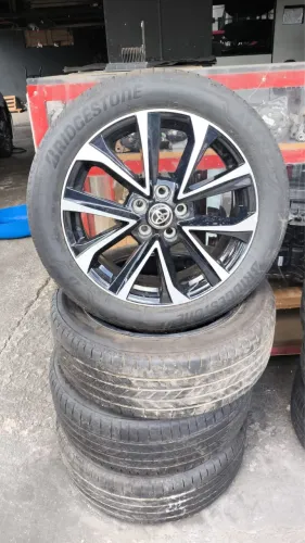 Rodas aro 18 Corolla cross+ pneus Bridgestone 