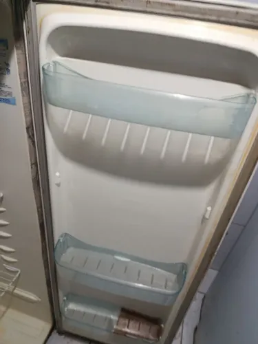 Geladeira gelando a partir de cima tem manda ajeitar