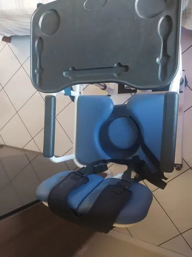 Cadeira de banho e de refeição com cinto de segurança