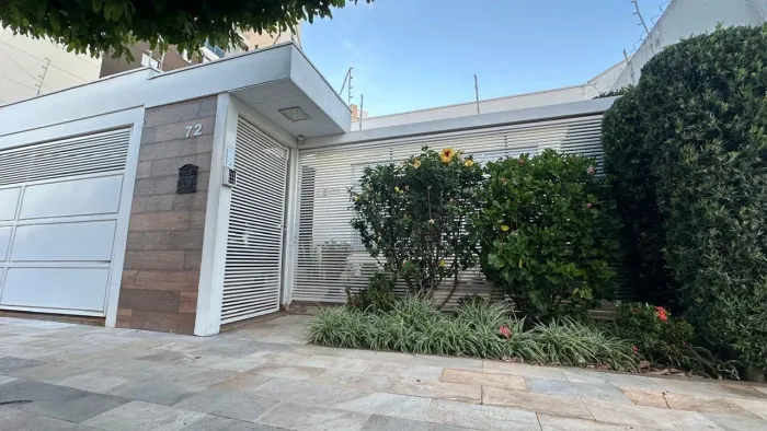 Vende-se casa 4 dorms com 2 suítes-- Localização Rua atrás do Chaplin