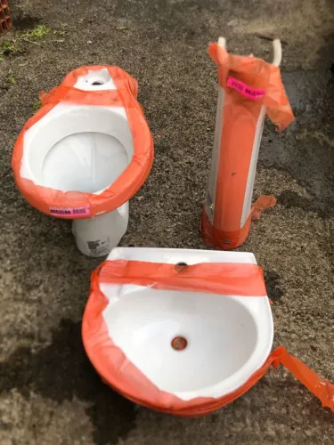 Vaso sanitário com caixa acoplada e assento