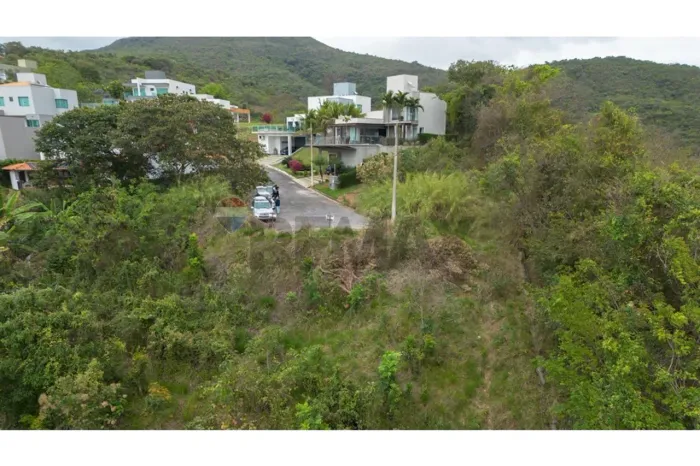 Terreno em Escarpas : 663 m², Vista Deslumbrante!