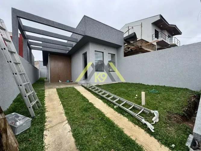 CASA COM SUÍTE NO CAMPO PEQUENO EM COLOMBO