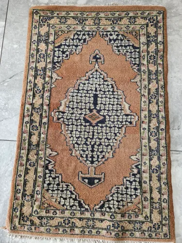 Tapete Oriental Artesanal em Lã - Feito à Mão - 100 x 65 cm
