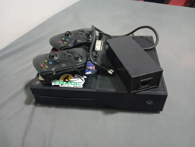 Xbox one fat + fonte original + 2 controles com (DEFEITO)