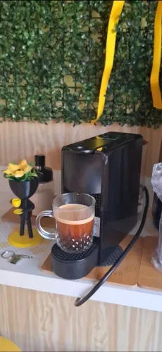Cafeteira Nespresso Essenza Mini preta semi nova usada 5 vezes.