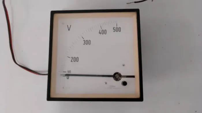 Voltímetro analógico antigo e raro (aprox. 1965), em bom estado e funcionando muito bem. I