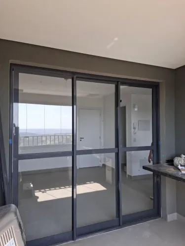 Porta de vidro 3 folhas com esquadria de alumínio preto 2.24 L X 2.19 A