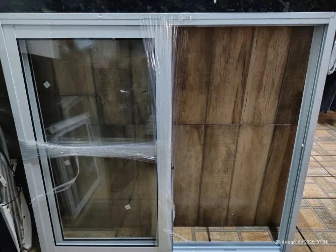 Vendo janela em alumínio 107x100 branco