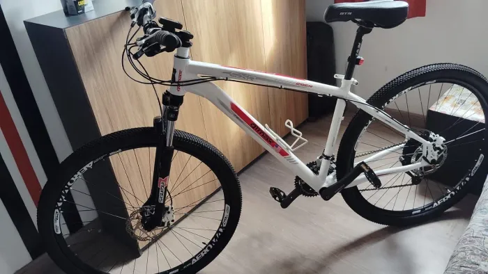 MTB gtmax, aro 29, quadro 17, freios a disco hidráulicos Shimano, câmbios Shimano