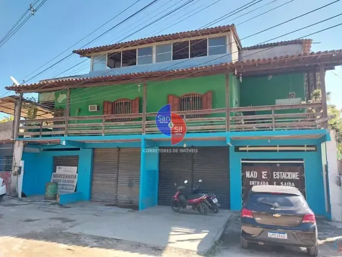 Prédio à venda, composto de 2 lojas embaixo, e uma casa, com 2 suítes, 1 banheiro, localiz