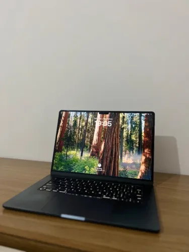 MacBook Air Apple 15", M2, CPU 8 Núcleos, GPU 10 Núcleos, 8GB RAM, SSD 512GB, Meia-noite
