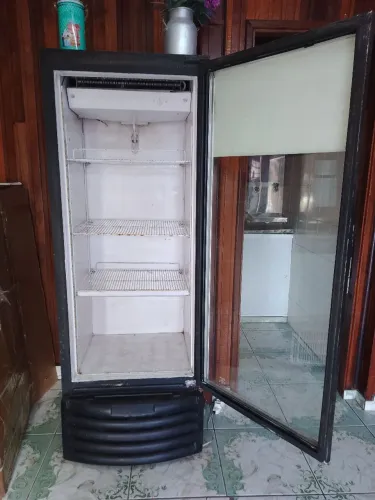 Geladeira expositora cervejeira, porta de vidro,220V, em ótimo estado, luz led na lateral
