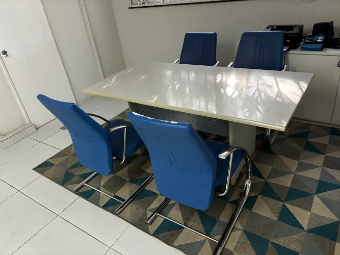 Mesa de Reunião 6 Lugares + 4 Cadeiras Executivas Cromadas
