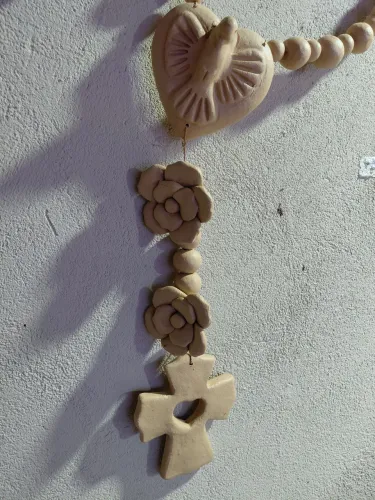 Terço em cerâmica feito à mão.