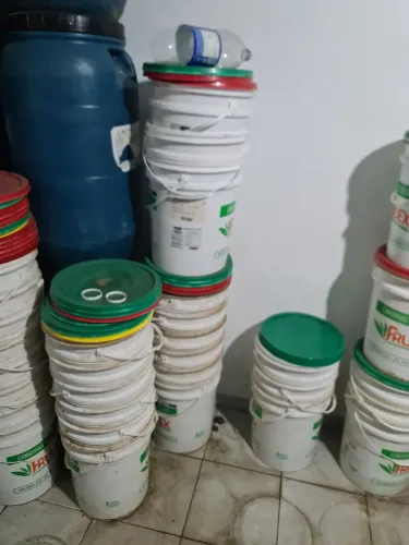 Vendo lote com 35 baldes plásticos de 15 kg (aproximadamente 15 a 18 litros) vazios.