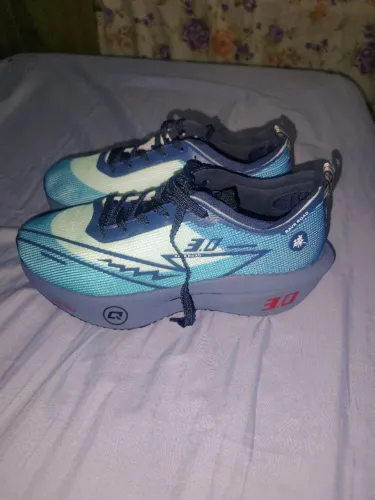 Tenis de corrida e academia, suporte confortável.
