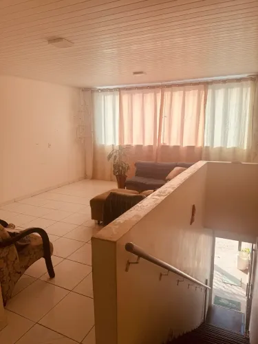 Casa com ponto comercial.