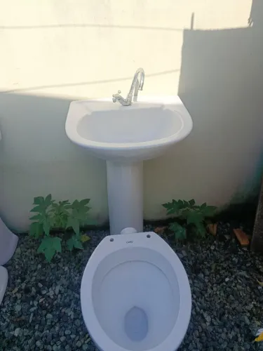 Vaso sanitário com a pia 