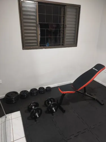 Kit de Musculação Completo - Banco + Halteres Rosqueáveis + 100kg em Anilhas