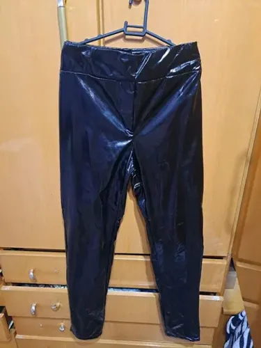Calça legging de vinil...