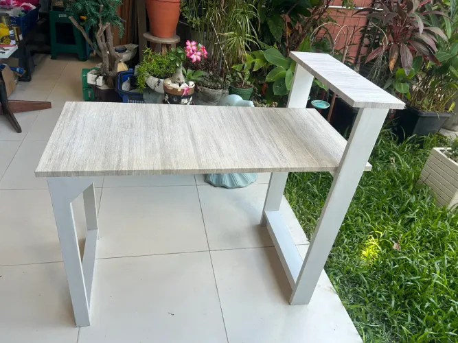 Mesa de Estudos com Prateleira