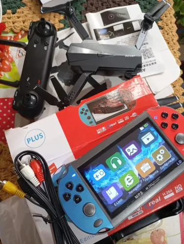 Vendo um drone e um jogo retro