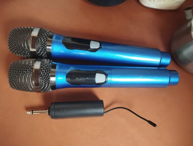 Vende-se 2 microfone pra karaokê