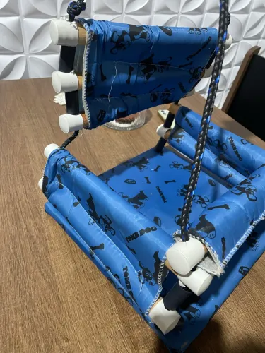 Cadeirinha de Balanço Infantil em Madeira Reforçada, Suporta até 35kg.