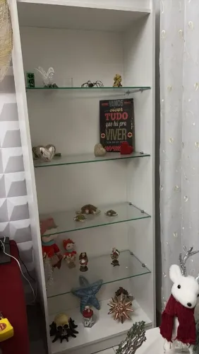 Prateleira com divisórias de vidro