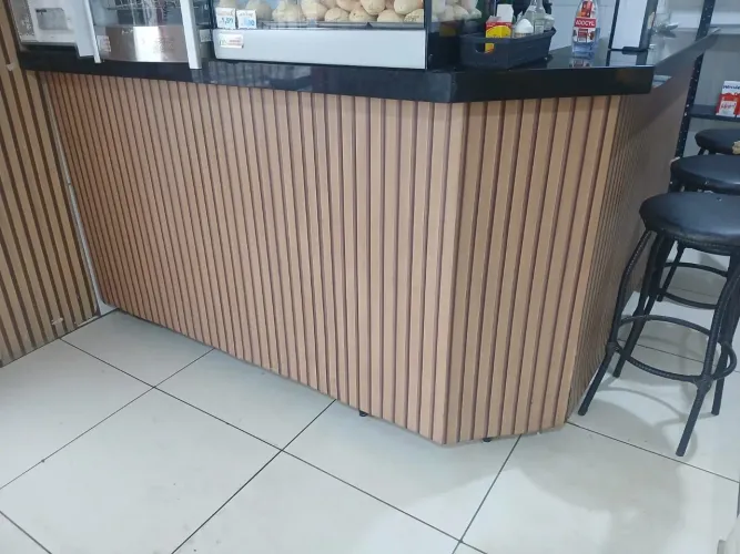 Balcão com bancada integrada de mármore com refrigerador de apoio 3 portas
