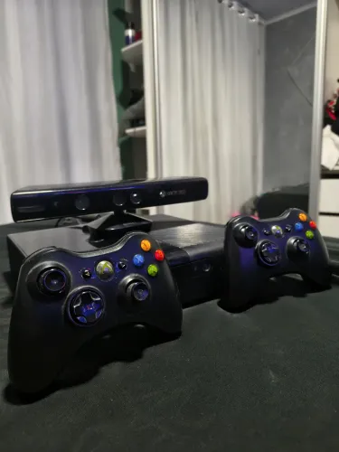 Xbox 360 Super Slim 2 Controles + Kinect (DESBLOQUEADO RGH)
