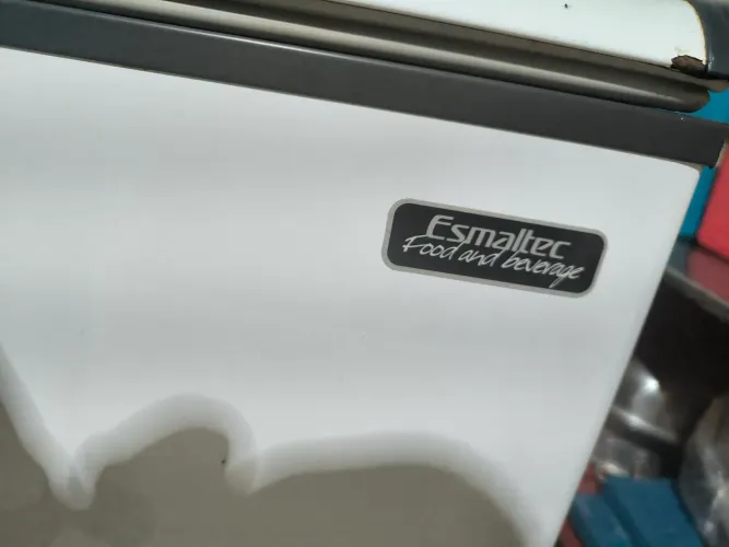 Vendo Freezer Esmaltec Semi-novo 
