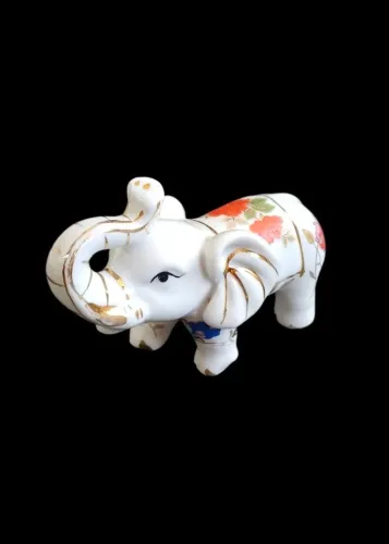 Lindo elefante decorativo antigo em porcelana dos anos 70