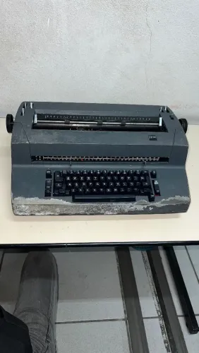 Maquina de escrever IBM elétrica