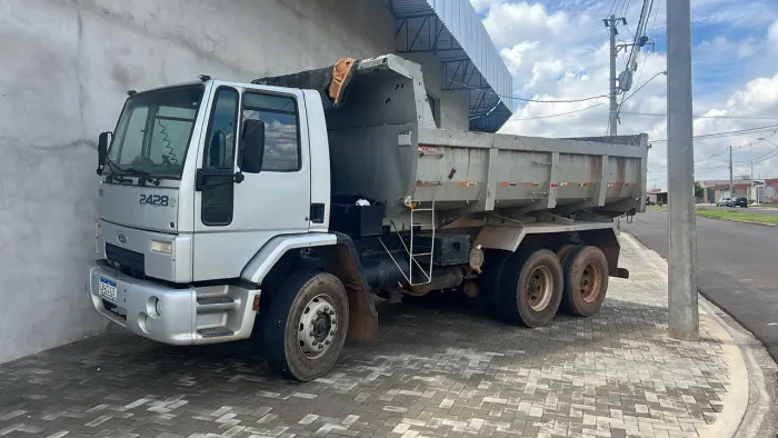 Caminhão caçamba cargo 2428
