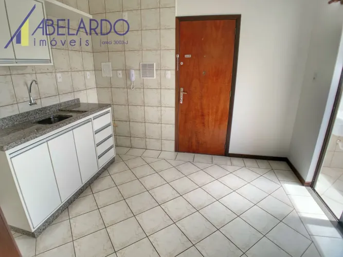 Apartamento no bairro Velha possui um dormitório tipo suíte, com tanque, cozinha com armár