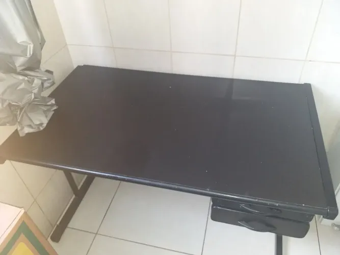 Mesa de escritório grande preta