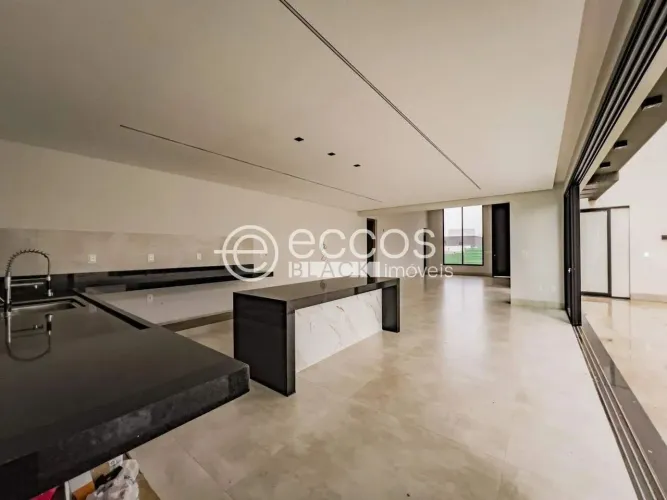 Casa em condomínio à venda, 4 quartos, 3 suítes, 2 vagas, Laranjeiras - Uberlândia/MG