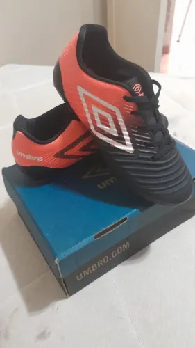Chuteira umbro fifty tam 35