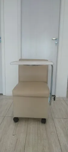 Cadeira para manicure, novas com gaveta em courino, com rodinhas 