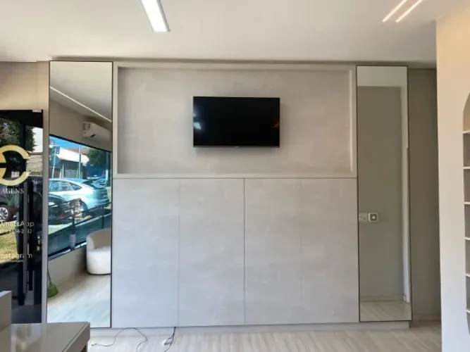 Armario/Painel de TV Com Portas Laterais de Espelhos 