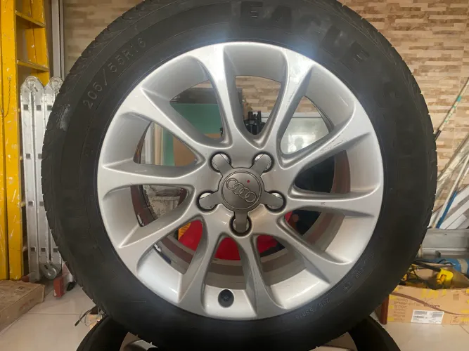 Um jogo rodas com pneus aro 16 Audi A3
