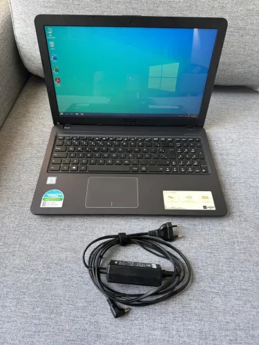 Vendo Notebook Asus Intel CORE i3-7020U CPU @2.30GHz