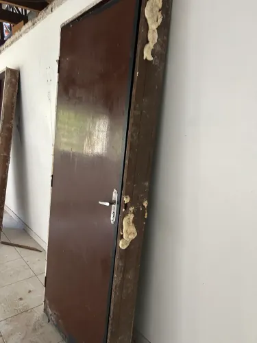 Porta de madeira -caixilho Embuia
