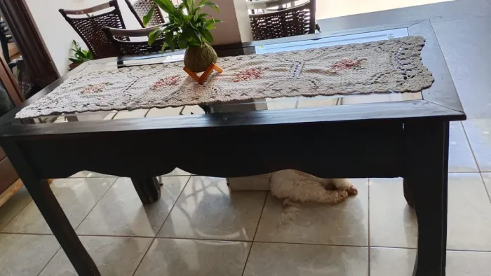 Mesa de madeira tampa vidro 650 reais