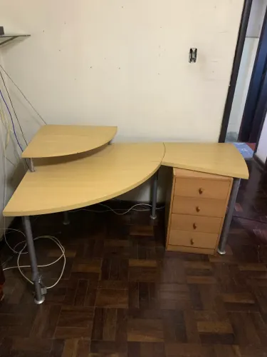 Mesa de escritório com gavetas