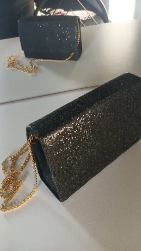 Desapego bolsa preta brilhosa tiracolo p 30 reais
